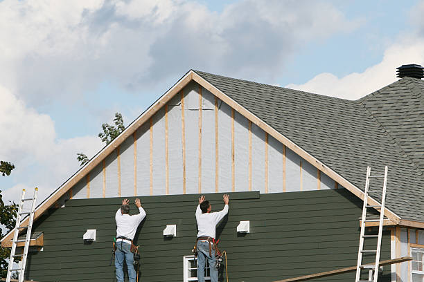Professional Siding Installation technician working in Darien, IL